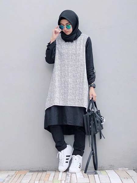Tunik Hitam dan Vest
