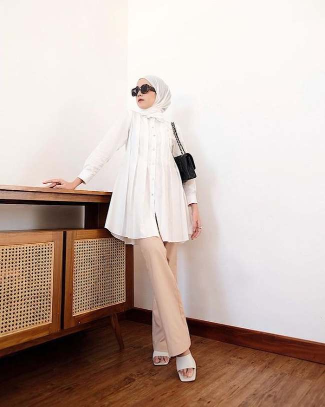 Tunik Putih dan Celana Bahan Krem