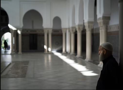 ilustrasi orang di dalam masjid